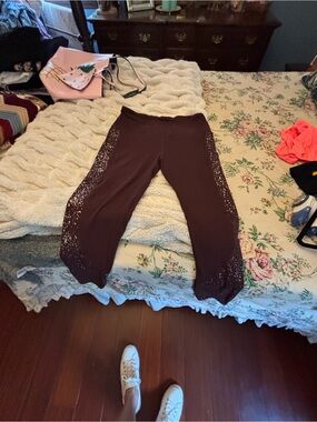 Burgundy leggings with pockets